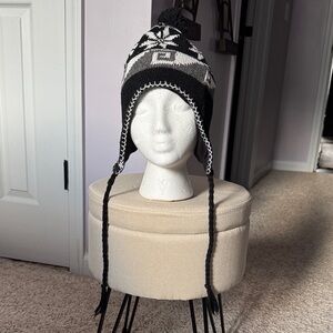 Source Unknown Black and White Knit Hat